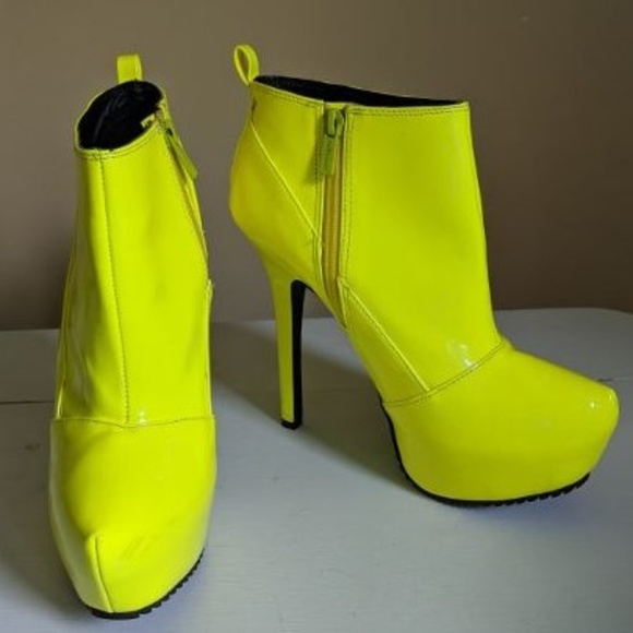 Dollhouse Shoes - Bright Yellow Dollhouse Booties Heels Size 8.5
